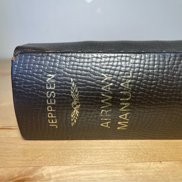 Jeppesen Premium Leather Binder - 2 inch - Picture 11 of 15